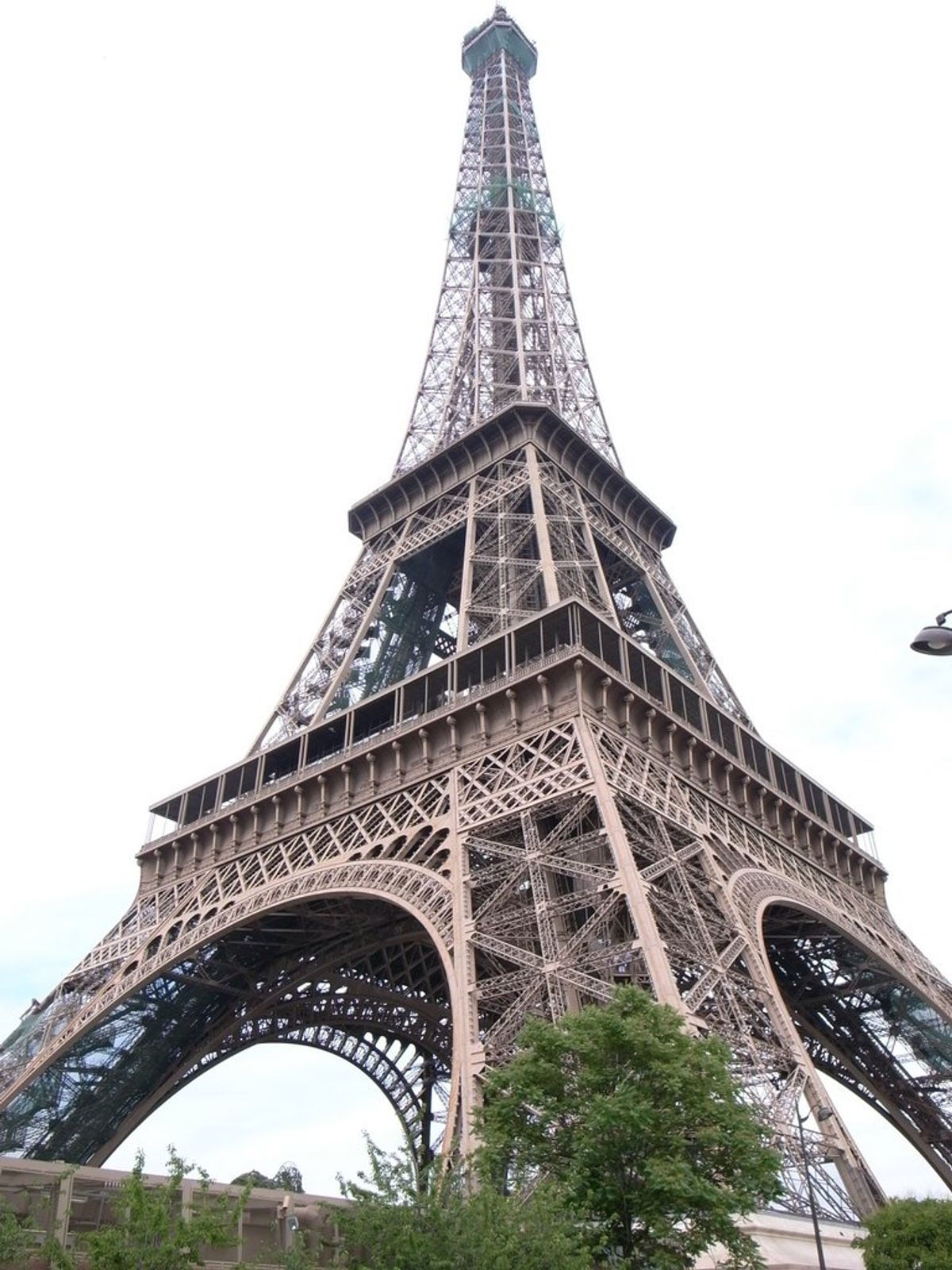 ふらふら歩いてたら遠くにエッフェル塔が見えたのでそちらに向ってたどり着くの図