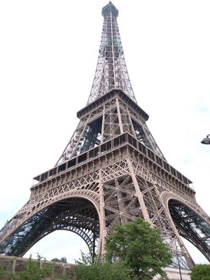ふらふら歩いてたら遠くにエッフェル塔が見えたのでそちらに向ってたどり着くの図