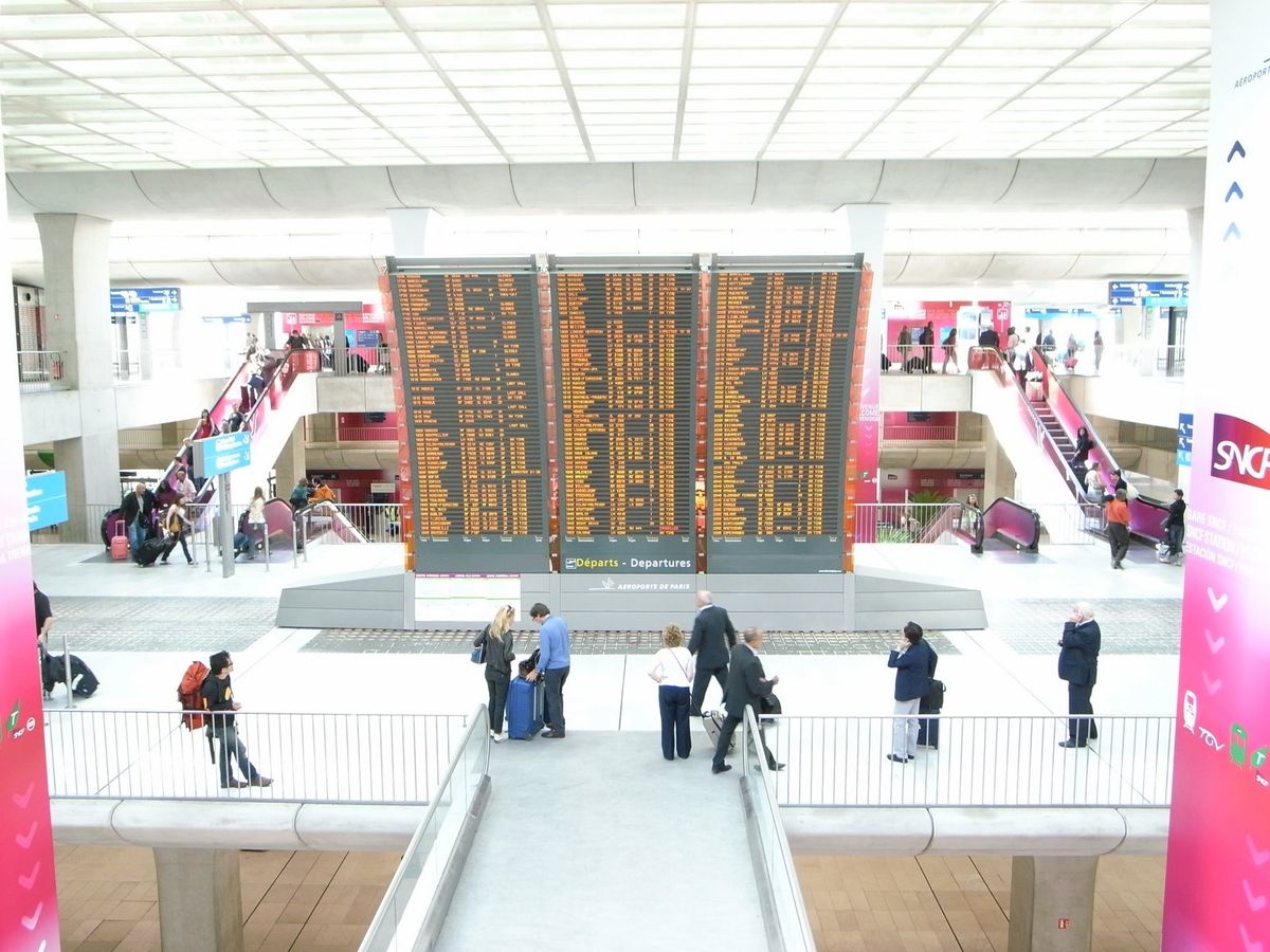 到着初日にフランスの空港で撮った写真。一年間のオープンチケットと、必要な全...