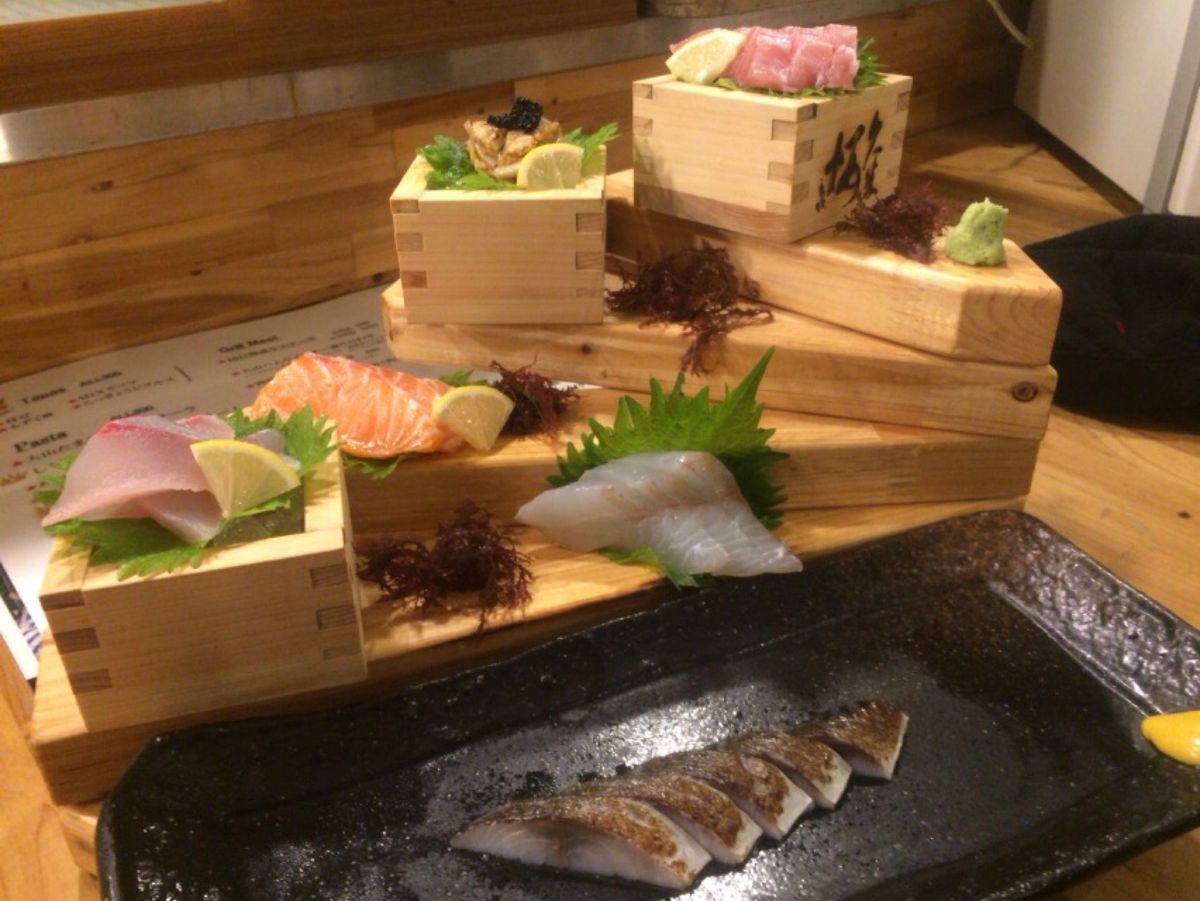 米子に到着。
フラッと入った居酒屋さんで造り盛。
1人前880円。
写真の...