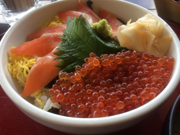 日本・島根県「急に休みが取れたので山陰とちょっとだけ山陽」の写真：ランチは親子丼。
おやつに梨のソフトクリ...