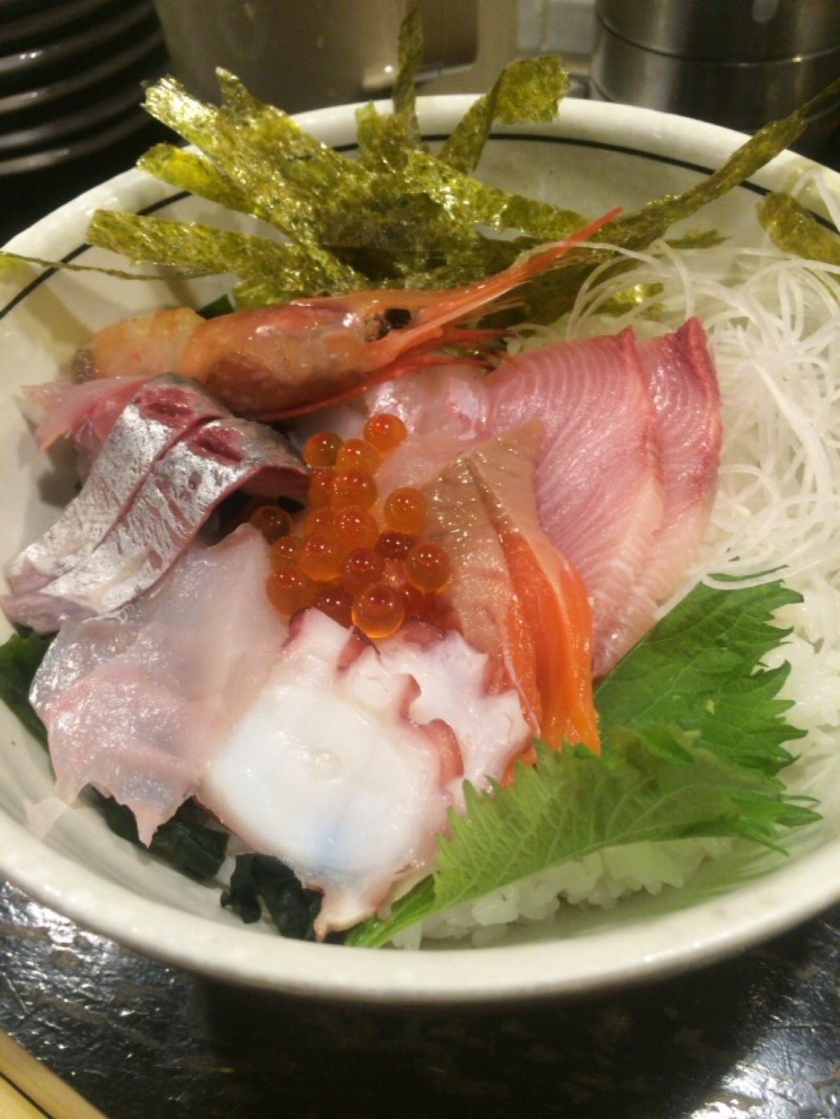 2日目の晩御飯は米子駅近くのお店で海鮮丼。
お店の名前は失念。
締めにラー...
