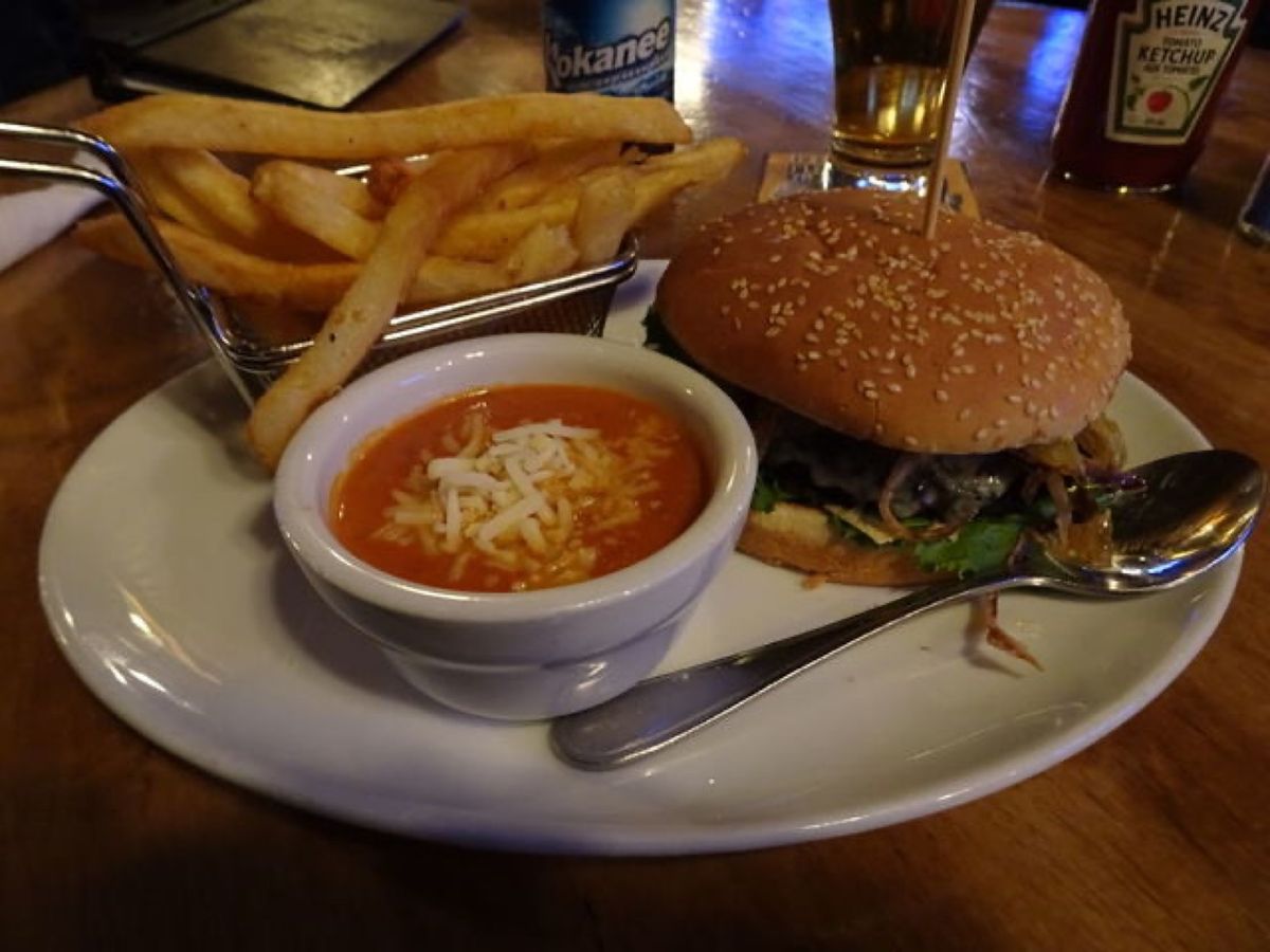 1枚目はアルバータ牛のステーキで、2枚目はバンプ近辺でよく飲まれるビールで...