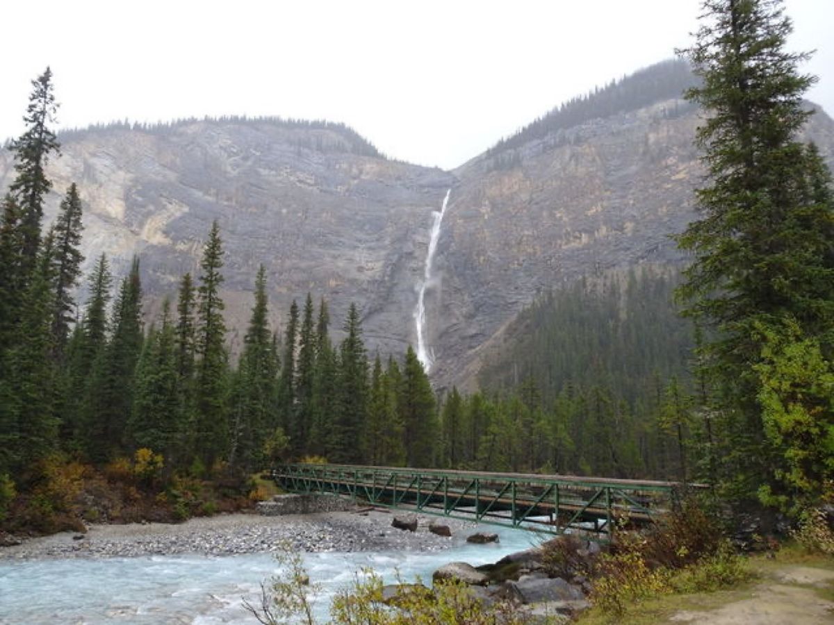 1枚目はナチュラル・ブリッジとキッキング・ホース川、2枚目はキッキング・ホ...