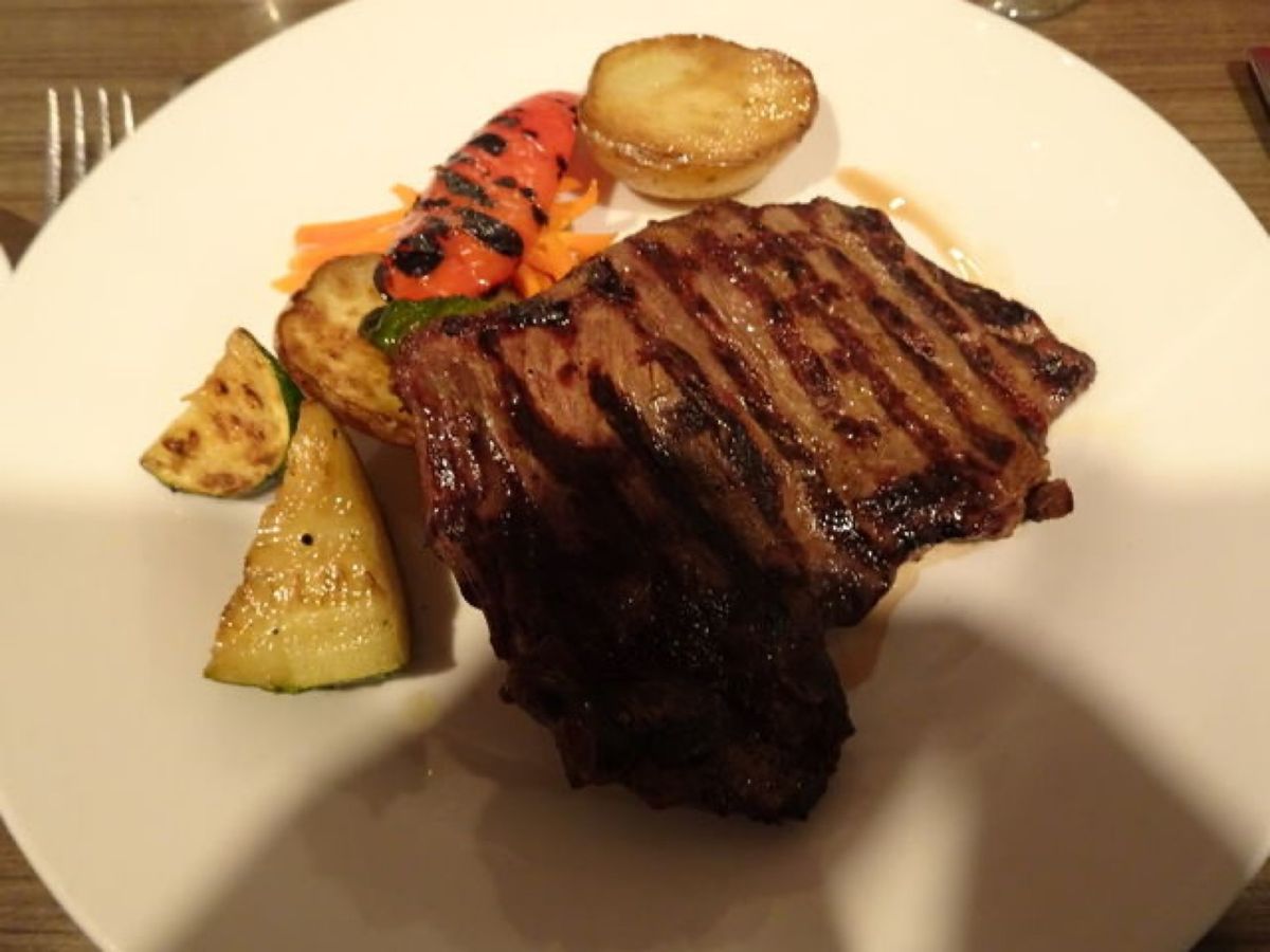 1枚目はアルバータ牛のステーキで、2枚目はバンプ近辺でよく飲まれるビールで...