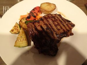 1枚目はアルバータ牛のステーキで、2枚目はバンプ近辺でよく飲まれるビールで...
