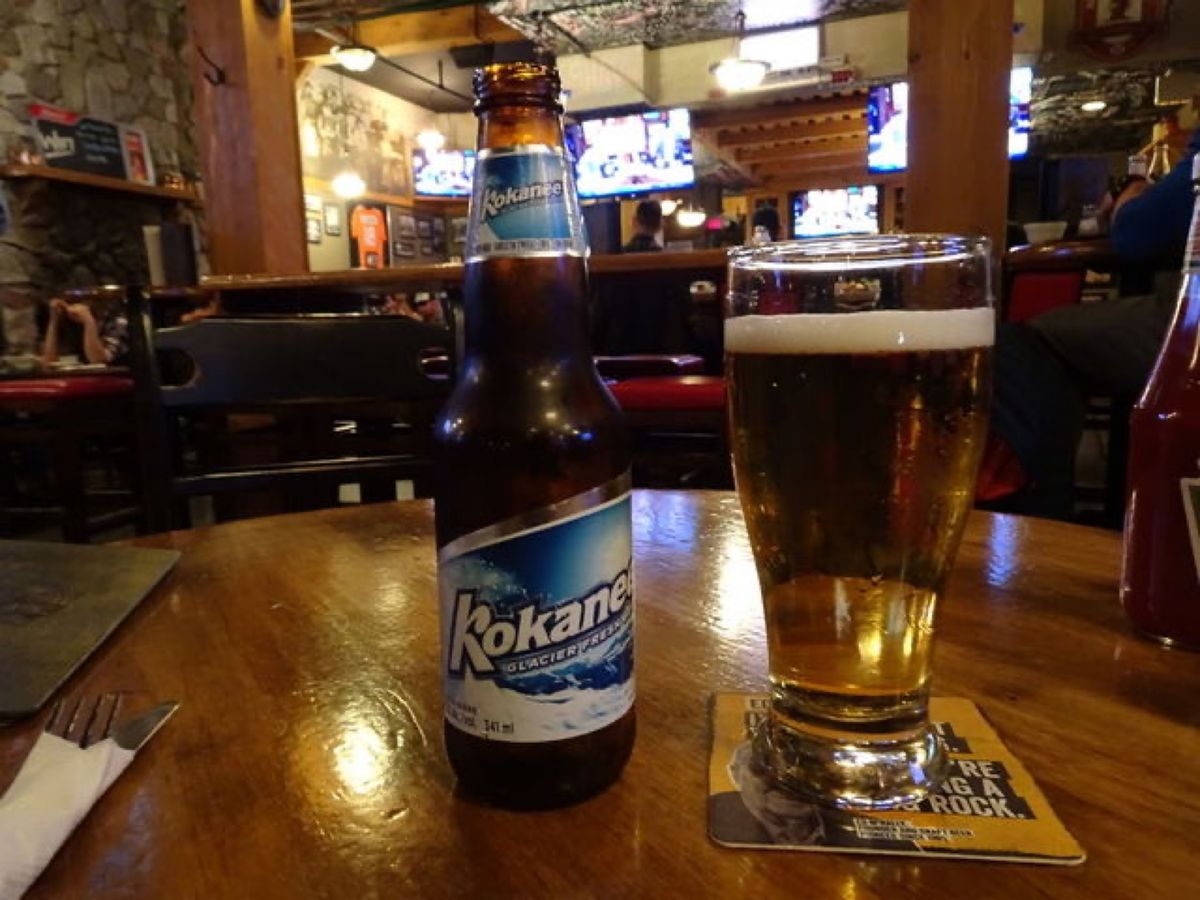 1枚目はアルバータ牛のステーキで、2枚目はバンプ近辺でよく飲まれるビールで...