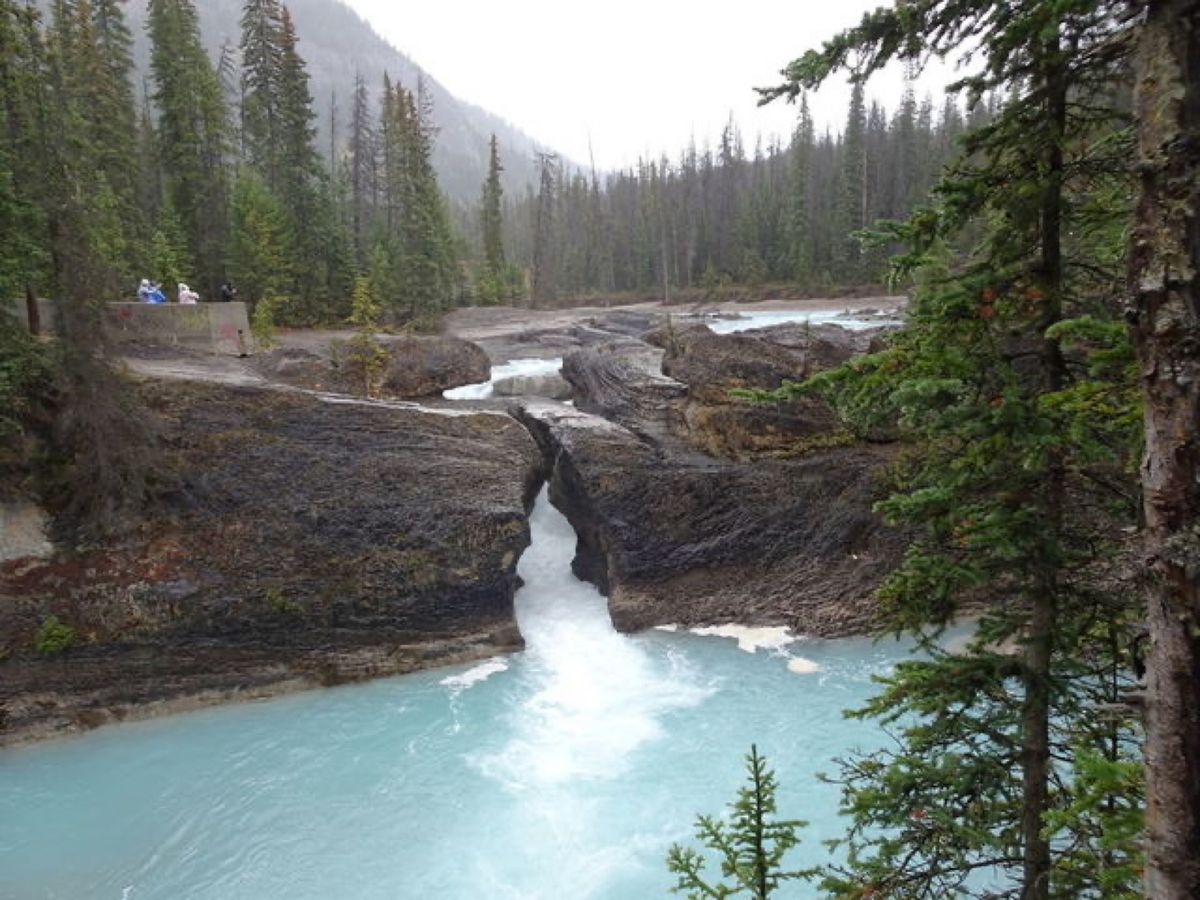 1枚目はナチュラル・ブリッジとキッキング・ホース川、2枚目はキッキング・ホ...