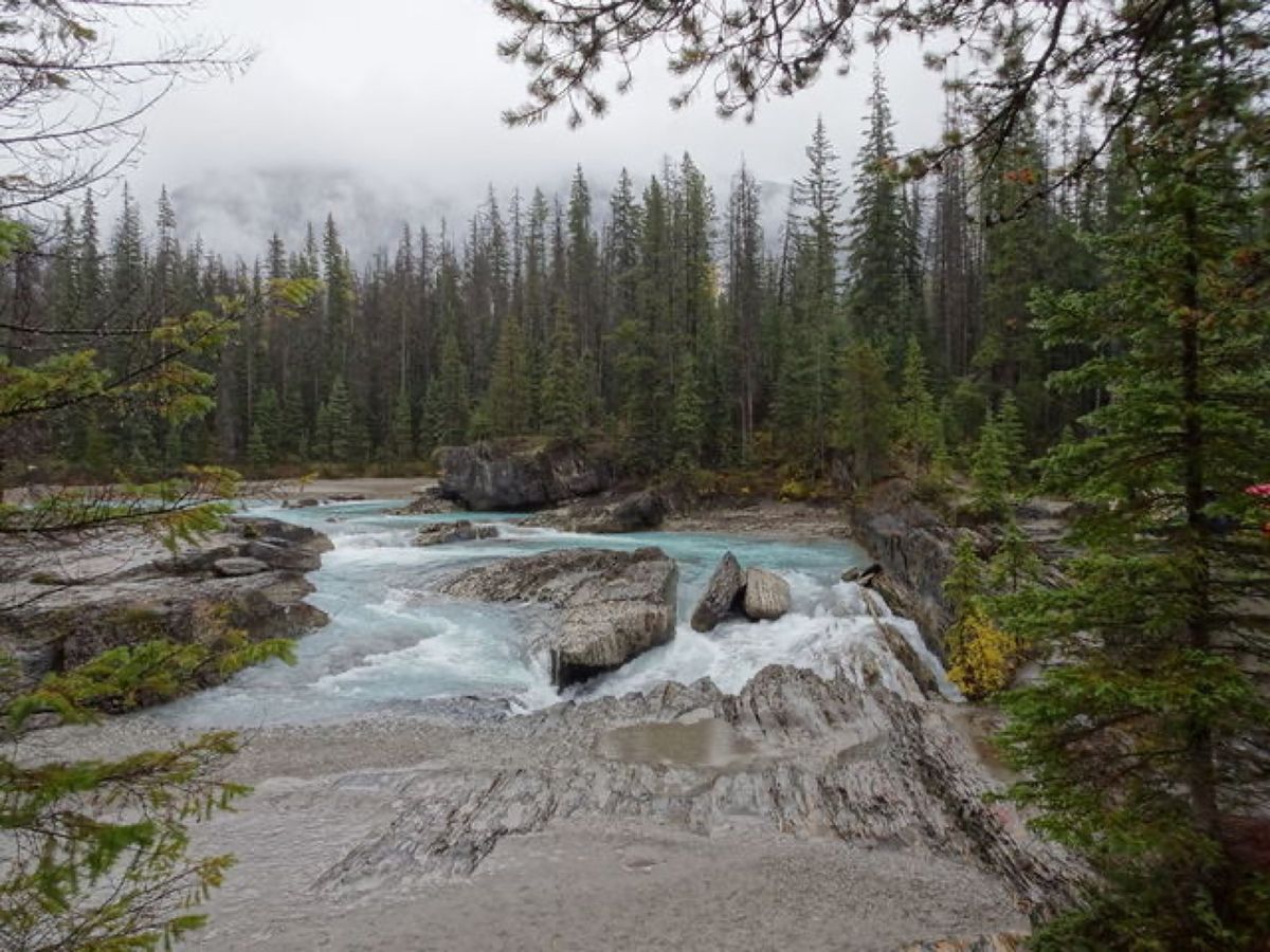 1枚目はナチュラル・ブリッジとキッキング・ホース川、2枚目はキッキング・ホ...
