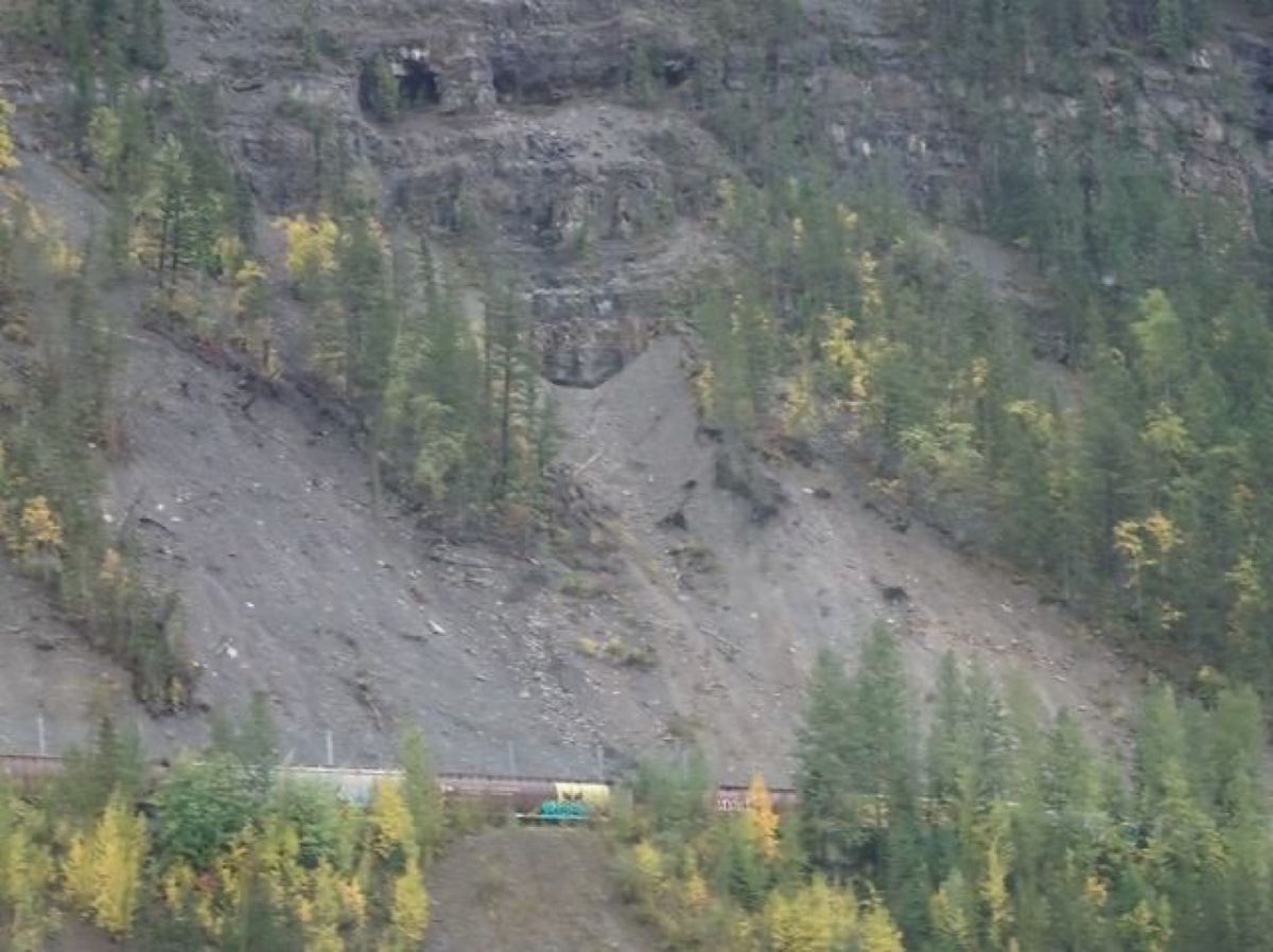 1枚目はタカカウ滝、2枚目はヨーホー川、3枚目はカナディアン・ロッキー、4...