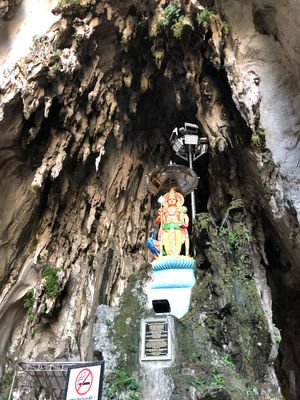 バトゥ洞窟
鍾乳洞の中にヒンドゥー教の寺院があった