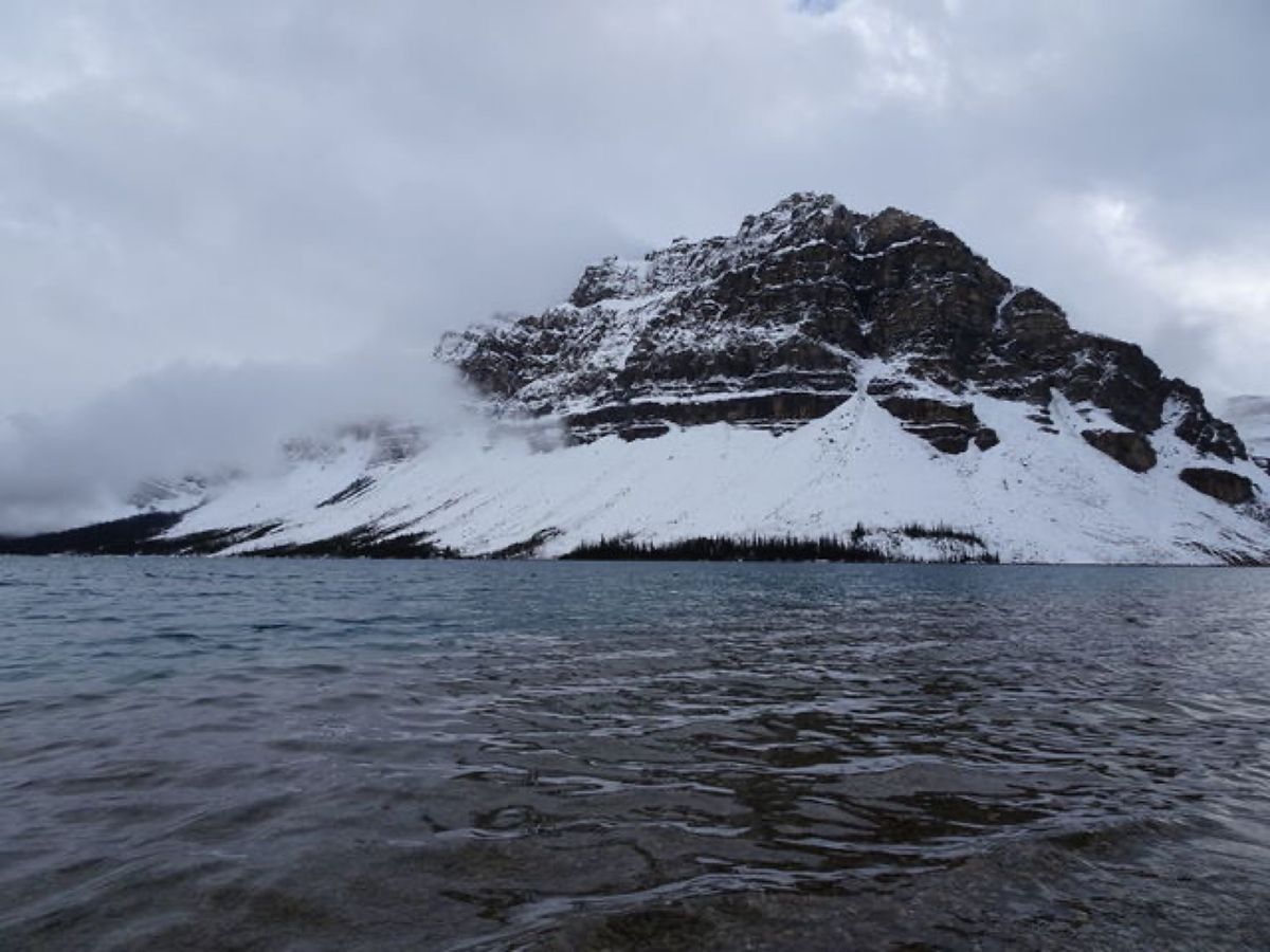 1枚目はクロウフット氷河、2枚目はボウ湖、3枚目はモレイン湖、4枚目はルイ...