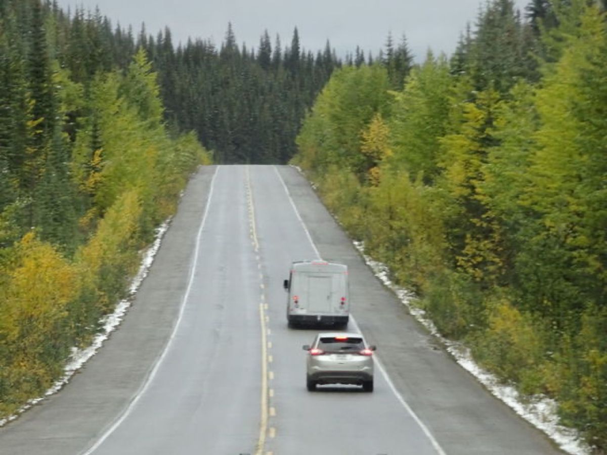 1枚目はビッグホーン・シープ、2枚目は黄葉、3枚目はモレイン湖、4枚目はア...