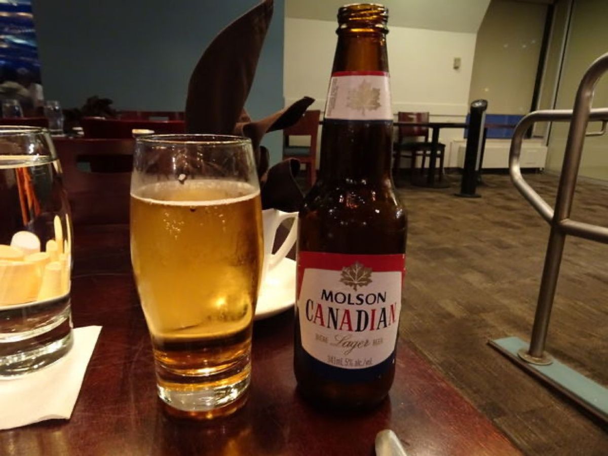 1枚目はサーロインステーキとロブスターで、カナダでは肉とシーフードが美味し...