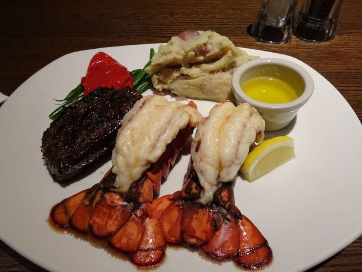 1枚目はサーロインステーキとロブスターで、カナダでは肉とシーフードが美味し...