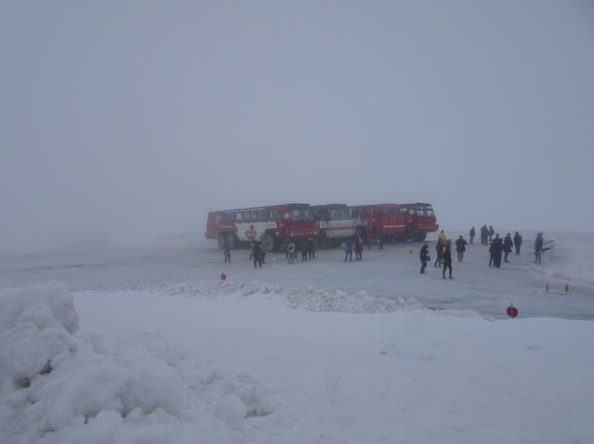 1枚目はコロンビア大氷原、2枚目と4枚目はコロンビア大氷原のアサバスカ氷河...