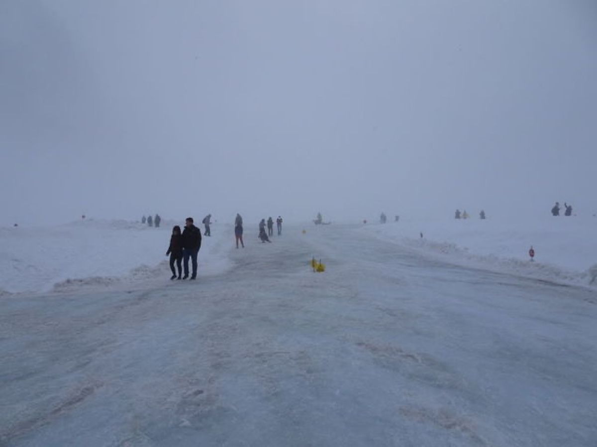 1枚目はアサバスカ氷河に向かう雪上車、2枚目から4枚目はコロンビア大氷原の...