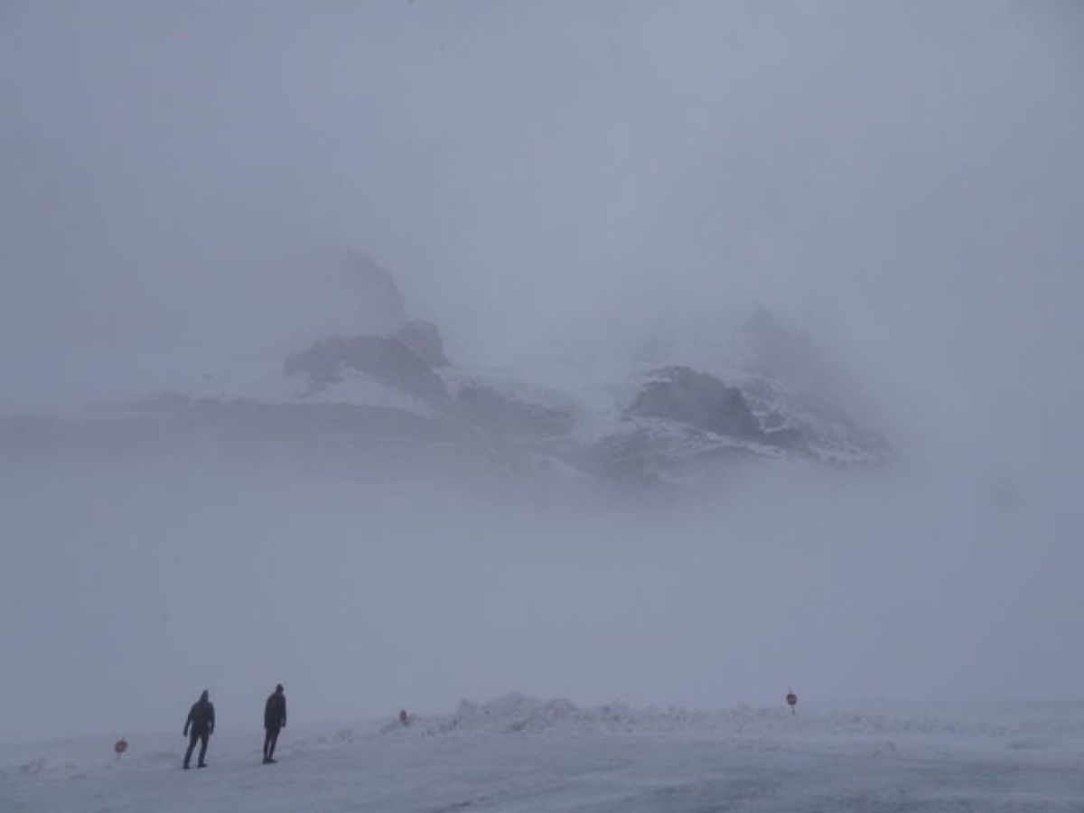 1枚目はコロンビア大氷原のアサバスカ氷河、2枚目は雪上車、3枚目と4枚目は...