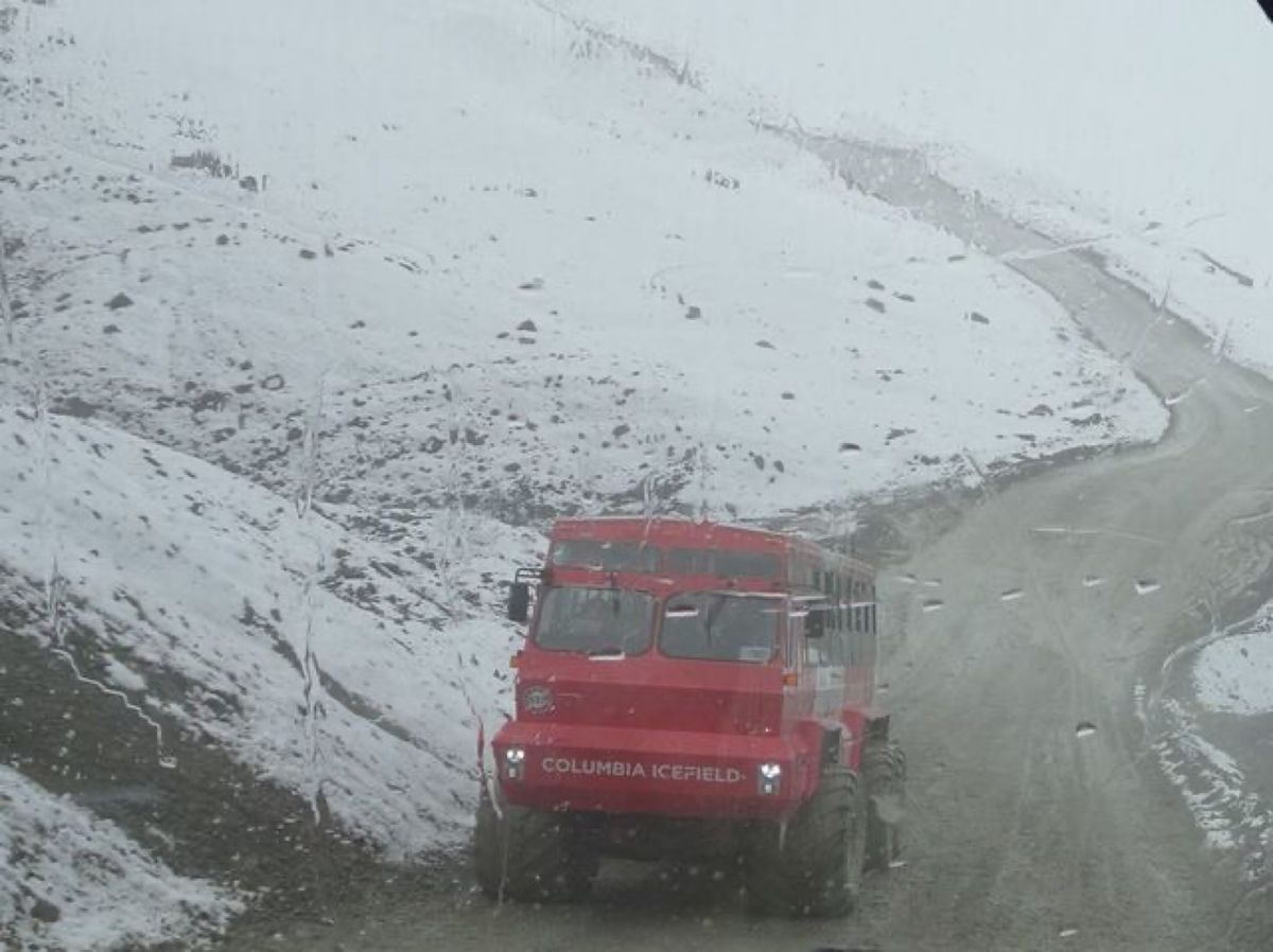 1枚目はアサバスカ氷河に向かう雪上車、2枚目から4枚目はコロンビア大氷原の...