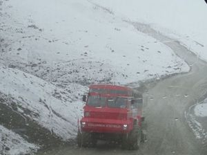 1枚目はアサバスカ氷河に向かう雪上車、2枚目から4枚目はコロンビア大氷原の...