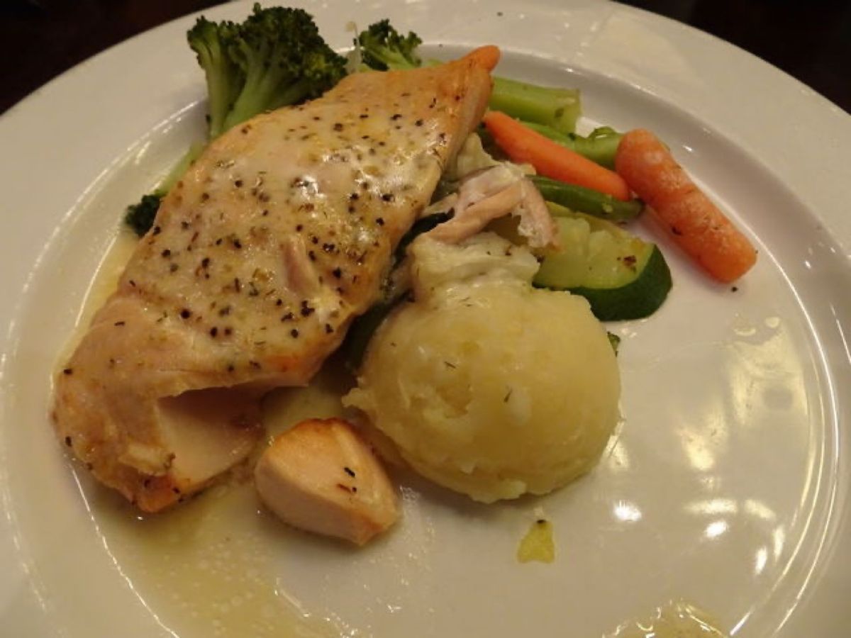 1枚目はサーロインステーキとロブスターで、カナダでは肉とシーフードが美味し...