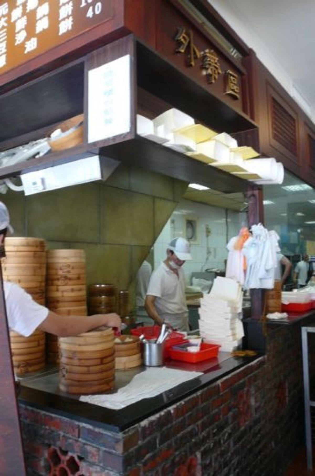 ★2日目

ランチ。

定番の小龍包。
なんとジューシー😋「美味～い。」を...