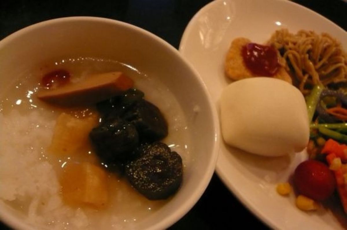 ★2日目

ホテルで朝ご飯。

朝食の後は即、行動開始です。

一人初台湾...