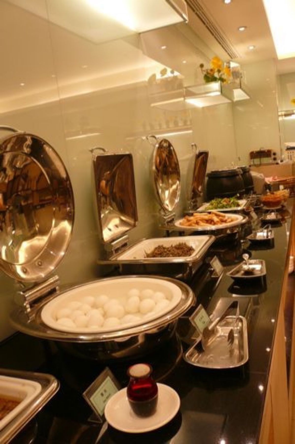 ★2日目

ホテルで朝ご飯。

朝食の後は即、行動開始です。

一人初台湾...