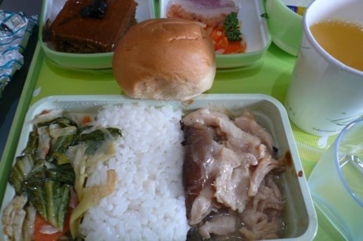 ★1日目

エバー航空の機内食。１種類のみ。チキンです。　　
生姜風味でな...