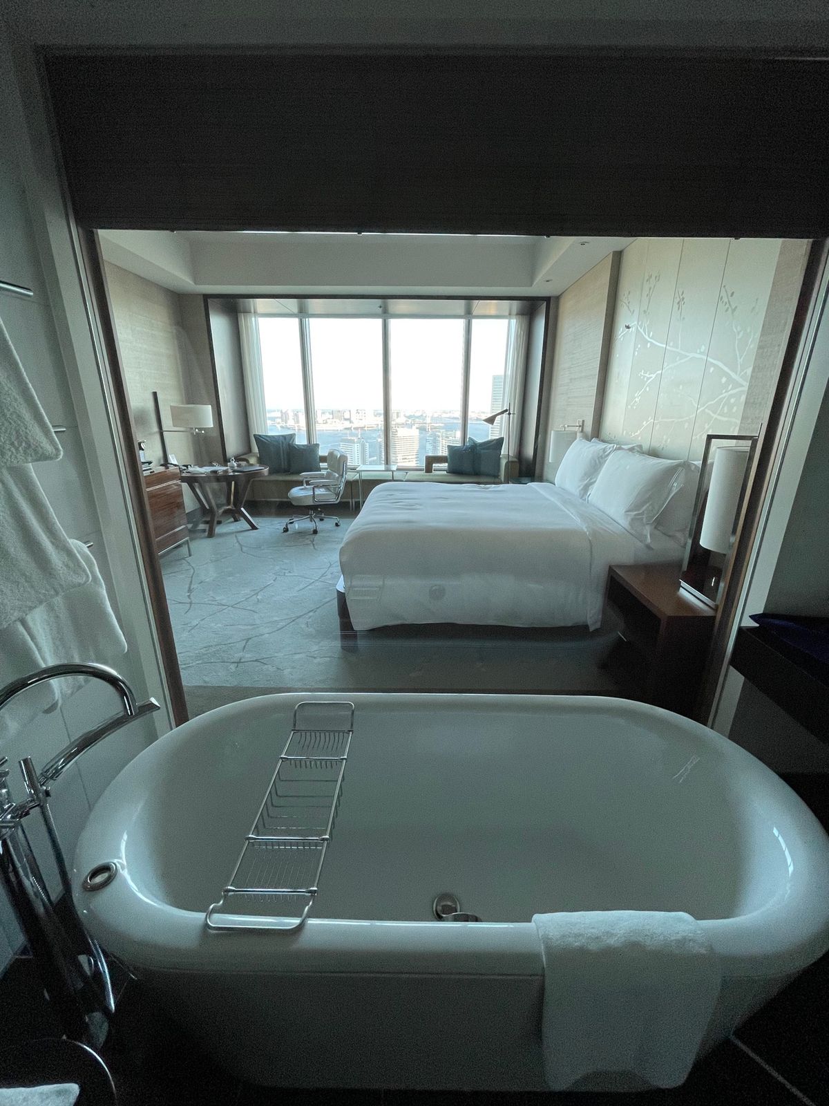 コンラッド東京に泊まってみました。
コンラッドベアというぬいぐるみをもらっ...