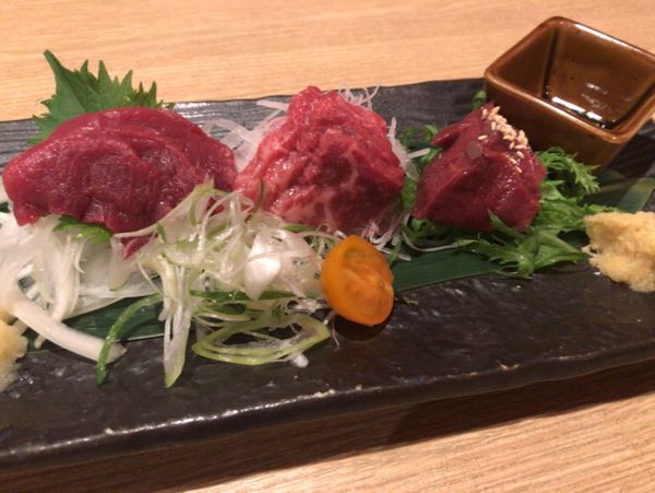 日本・長野県「信州の春を確認しに新緑の松本」の写真：夜は馬刺に山賊焼。
松本を堪能。