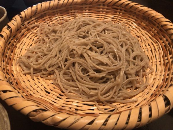 日本・長野県「信州の春を確認しに新緑の松本」の写真：2日目のランチは野麦さんでざるそば。
日...