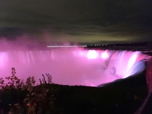 アメリカ(米国)・ニューヨーク州「ナイアガラの滝(カナダ、アメリカ)」の写真:1枚目と2枚目はナイアガラの滝のカナダ滝...