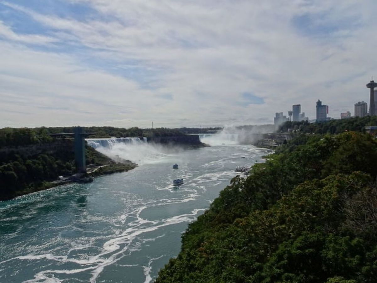 1枚目はレインボー橋上のカナダとアメリカの国境、2枚目はレインボー橋から見...