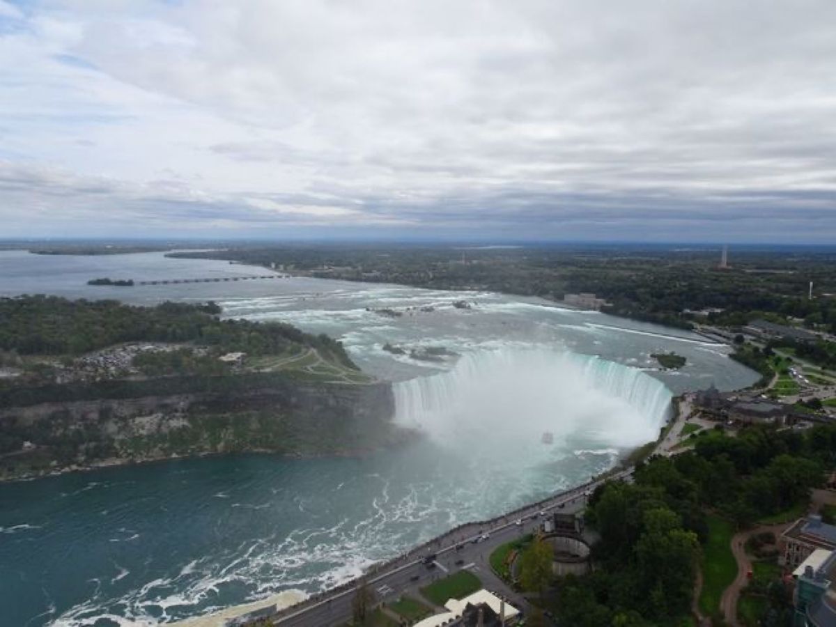 1枚目はスカイロン・タワーから見たナイアガラの滝のカナダ滝,ゴート島、2枚...
