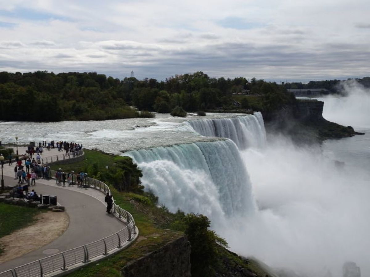 1枚目はレインボー橋上のカナダとアメリカの国境、2枚目はレインボー橋から見...