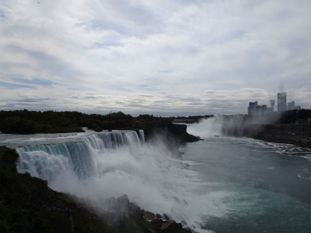 1枚目はレインボー橋上のカナダとアメリカの国境、2枚目はレインボー橋から見...