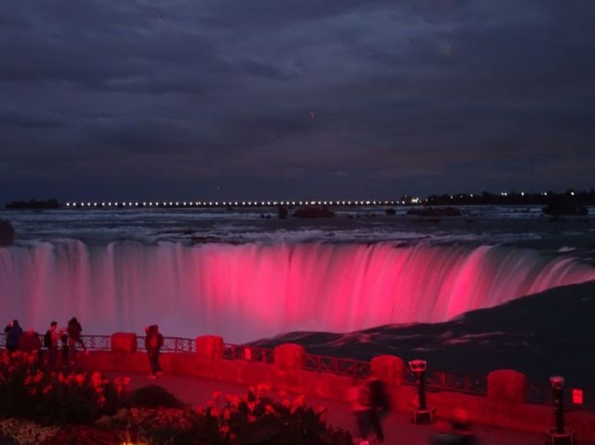 1枚目と2枚目はナイアガラの滝のカナダ滝のイルミネーション,ライトアップ、...
