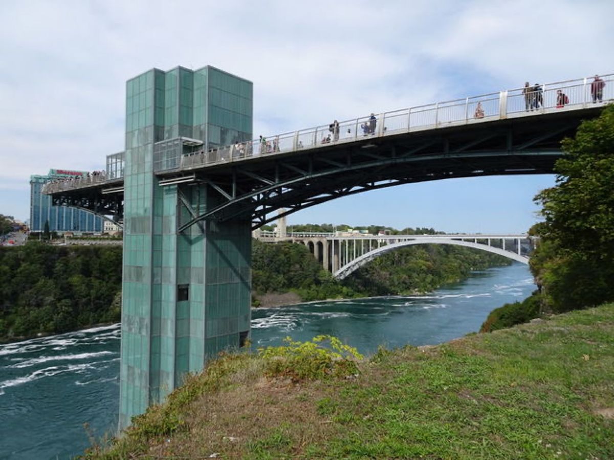 1枚目はレインボー橋から見たナイアガラの滝のアメリカ滝とブライダルベール滝...