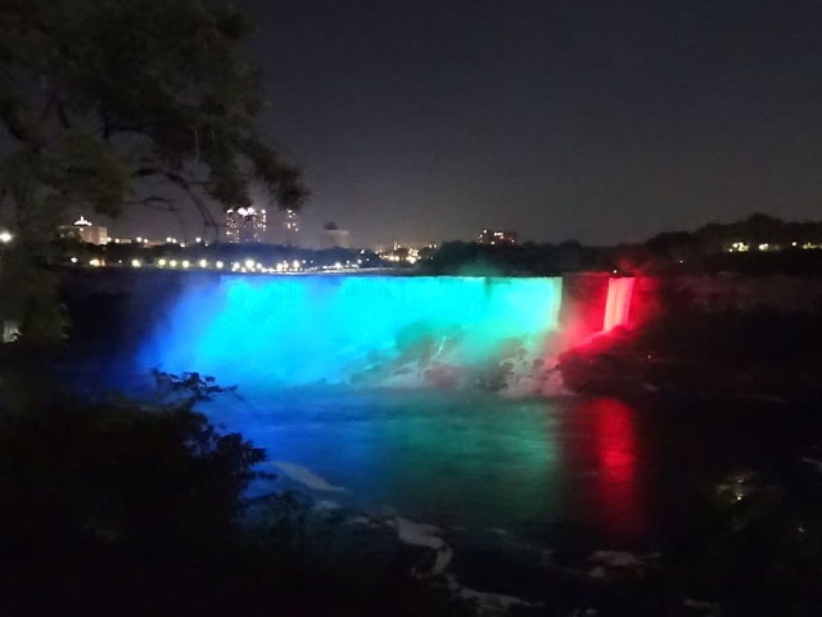 1枚目と2枚目はナイアガラの滝のカナダ滝のイルミネーション,ライトアップ、...