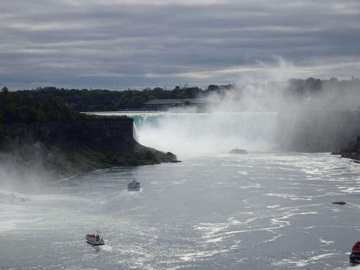1枚目はレインボー橋から見たナイアガラの滝のアメリカ滝とブライダルベール滝...