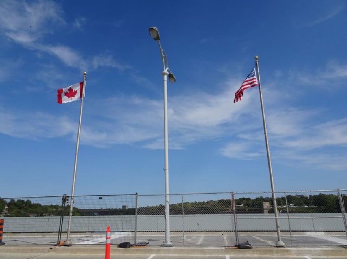 1枚目はレインボー橋上のカナダとアメリカの国境、2枚目はレインボー橋から見...