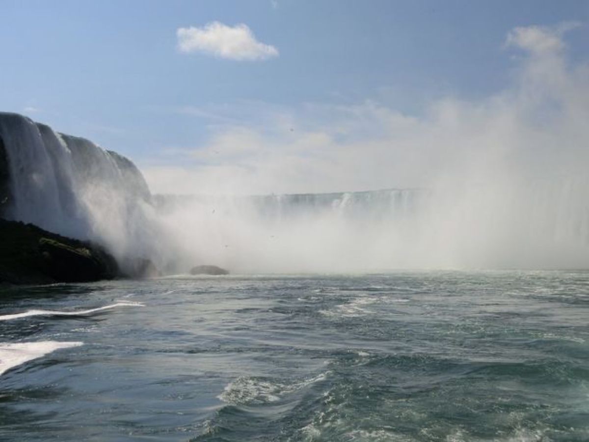 1枚目と2枚目はホーンブロワー・ナイアガラ・クルーズから見たナイアガラの滝...