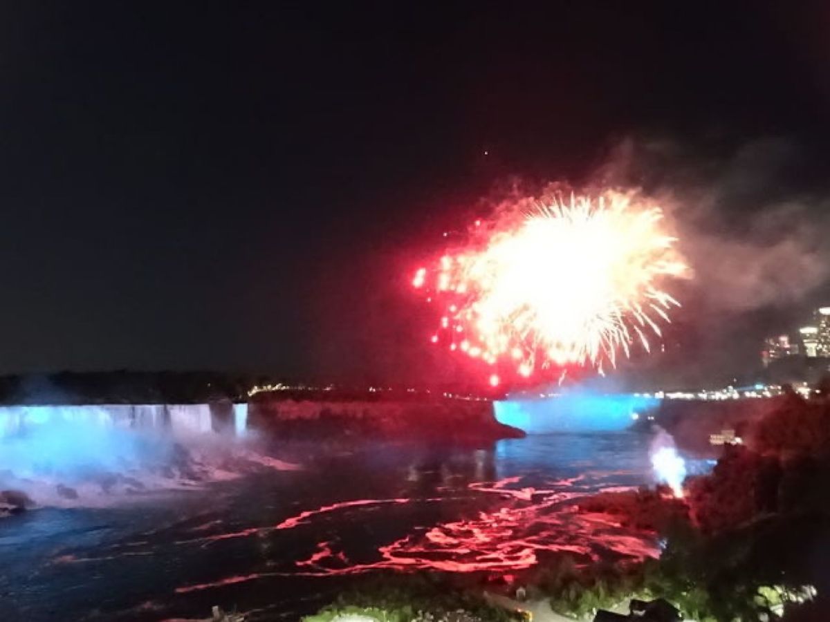 1枚目と2枚目はナイアガラの滝の花火,イルミネーション,ライトアップ、3枚...