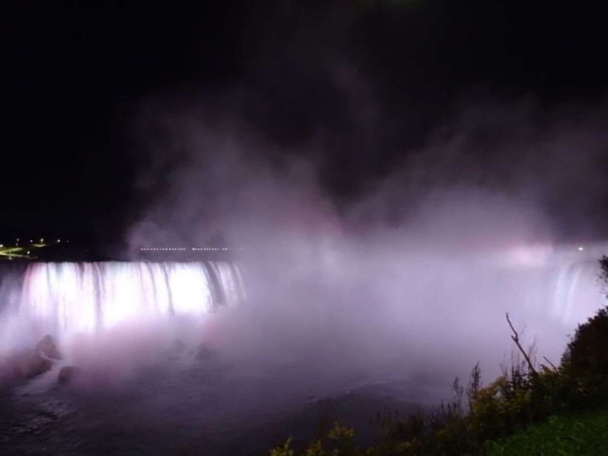 1枚目と2枚目はナイアガラの滝のカナダ滝のイルミネーション,ライトアップ、...