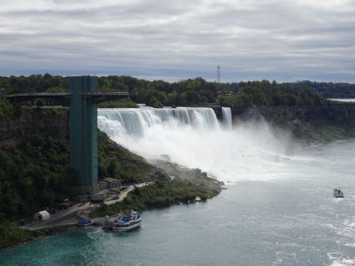 1枚目はレインボー橋から見たナイアガラの滝のアメリカ滝とブライダルベール滝...