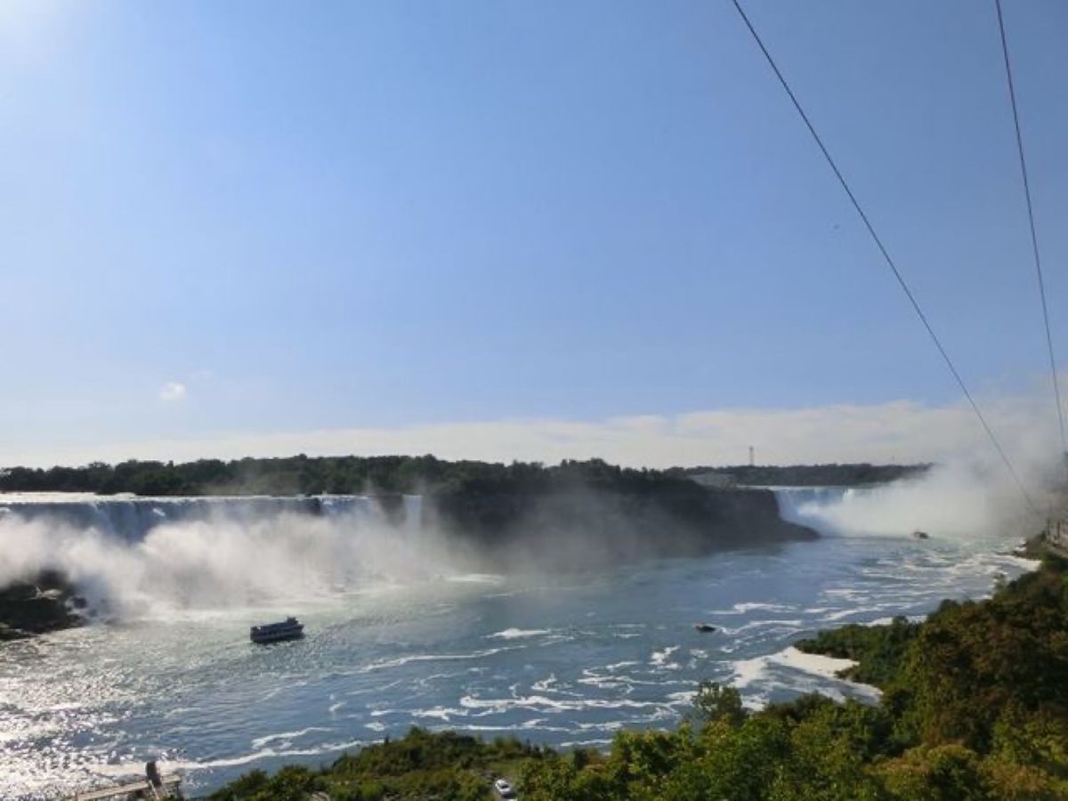 1枚目と2枚目はホーンブロワー・ナイアガラ・クルーズから見たナイアガラの滝...