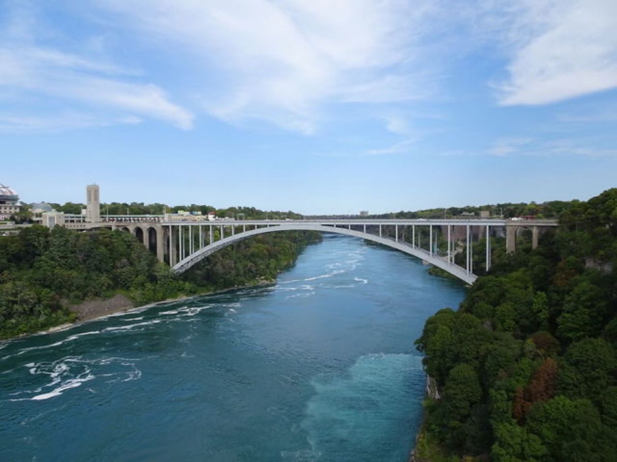 1枚目はレインボー橋から見たナイアガラの滝のアメリカ滝とブライダルベール滝...