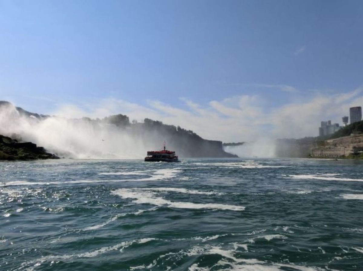 1枚目と2枚目はホーンブロワー・ナイアガラ・クルーズから見たナイアガラの滝...