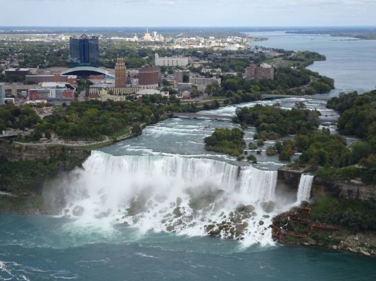 1枚目はスカイロン・タワーから見たナイアガラの滝のカナダ滝,ゴート島、2枚...